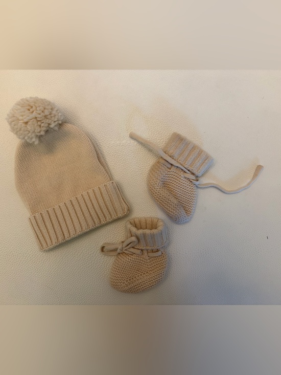 Caden Lane Other - Caden Lane Baby Knit Pom Beanie with Matching Booties - Cream